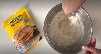 Mezclar en un bowl la mezcla para pancakes, la leche y revolver.