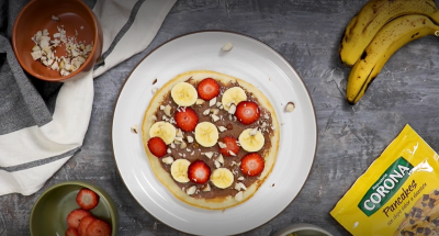 Decorar con los toppings de tu preferencia como fresas, bananos o almendras.