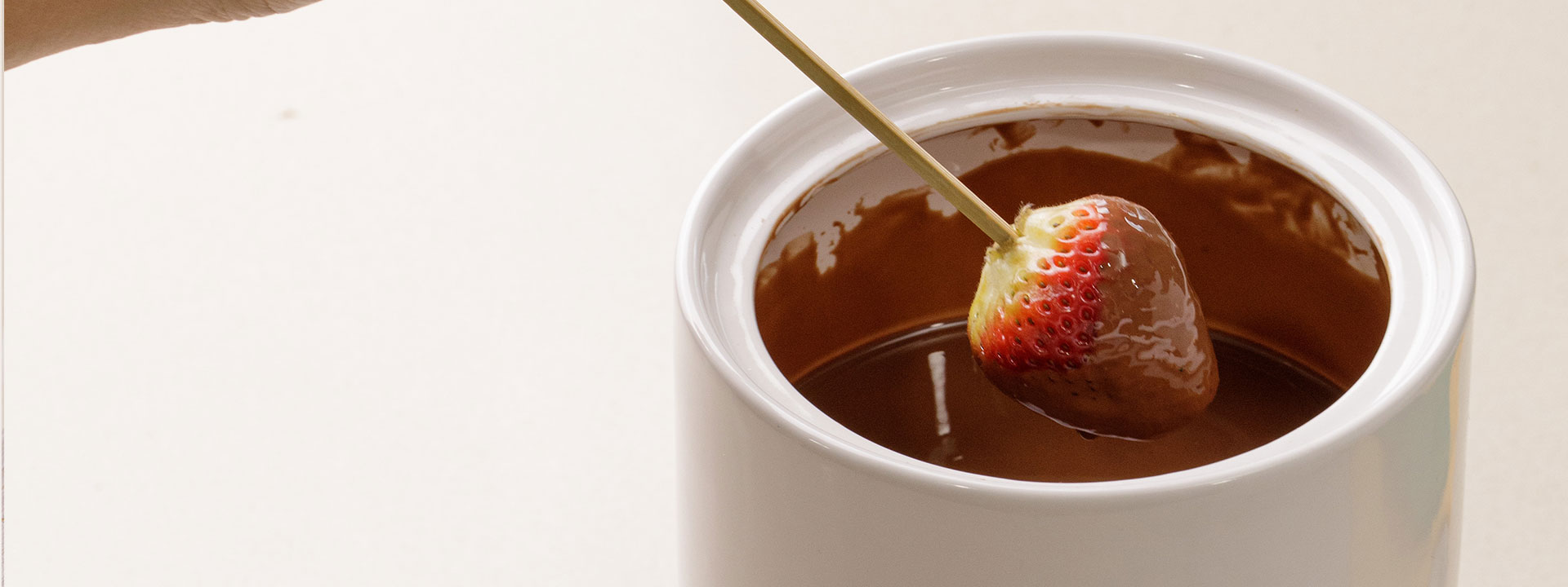 Fondue de chocolate con frutas y galletas