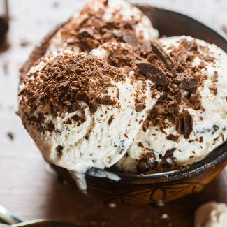 Helado Stracciatella Con Chocolate Corona